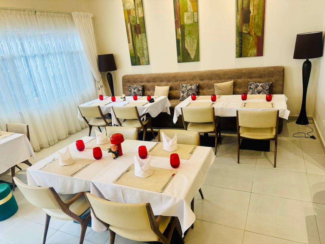 La salle intérieure, nappes blanches et verres rouges