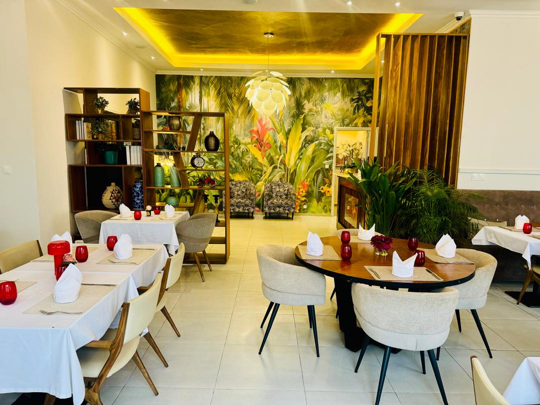 La table ronde face au mur jungle