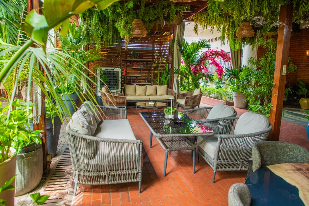 Le salon extérieur en corde et son bougainvillier